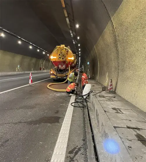 横峰隧道排水渠清淤